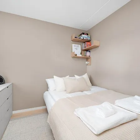 Light Threeroom Apartment, Sunny Patio And Free Parking Apartment *